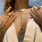 Gouden sieraden en tatoeages